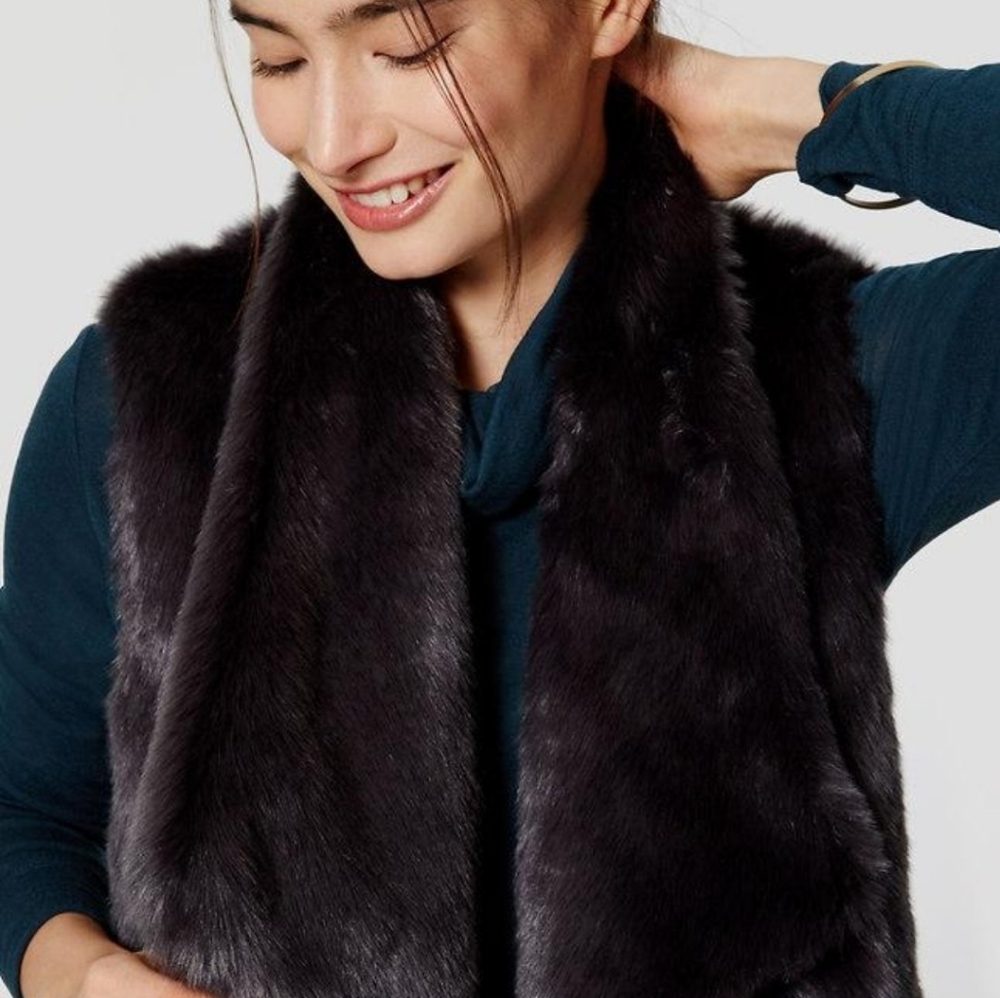 Ann Taylor Loft Faux Fur Sleeveless Vest. - Picture 3 of 4